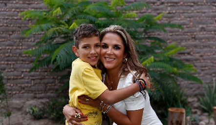  José Juan y su mamá Ana Cano. 
