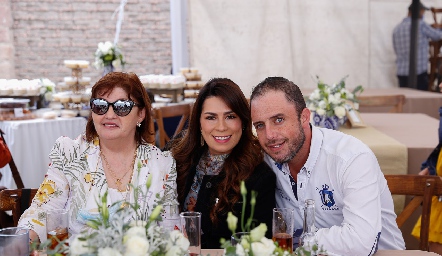  Leticia Villalba, Mónica Cabrera y Ricardo Villalba.