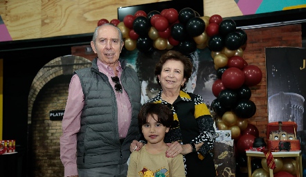   Juanqui con sus abuelos Jesús y Cube Conde.