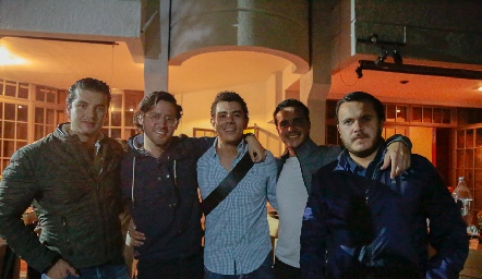  El novio con sus amigos.
