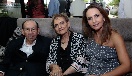  Rafael Villalobos, Toyita de Villalobos y Cristina Villalobos.