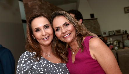 Cristina Villalobos y Toyita Villalobos.