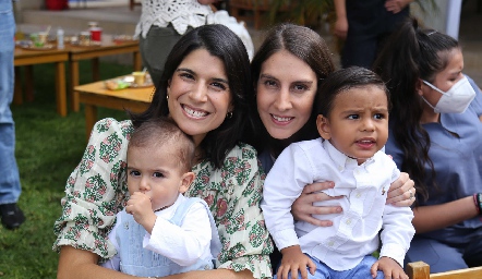  Adriana Torres con su hijo Santiago Dauajare y Ceci Castelo con su hijo Juan Pablo Ramírez.