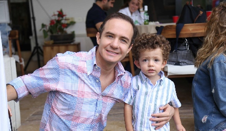 Carlos Velázquez con su hijo Diego.