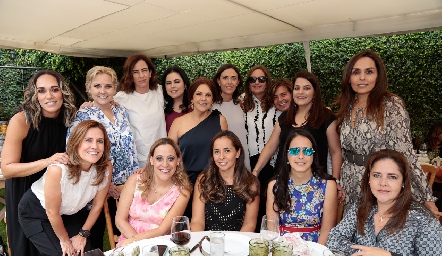  Reina Suárez con sus amigas.