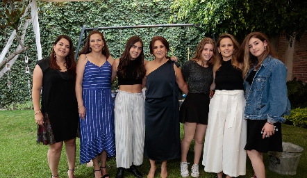  Gaby y Mónica Suárez, Mónica Burgos, Reina y Ale Suárez, Susana García y Fer Suárez.