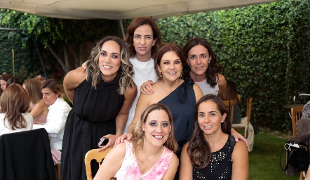 Reina Suárez en su cumpleaños con sus amigas.