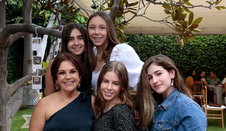 Mónica Burgos, Caro González, Reina Suárez, Alejandra Suárez y Fernanda Suárez.