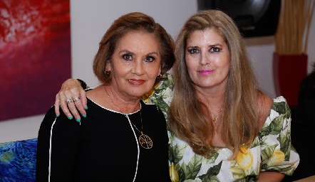 Mary Nieto y Silvia Foyo.