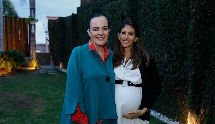  Lourdes Gómez con su sobrina Paty Gómez.