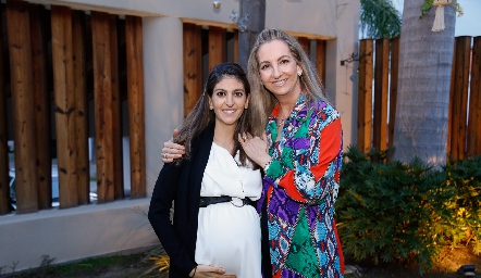  Paty Gómez y Elizabeth Eichelmann.