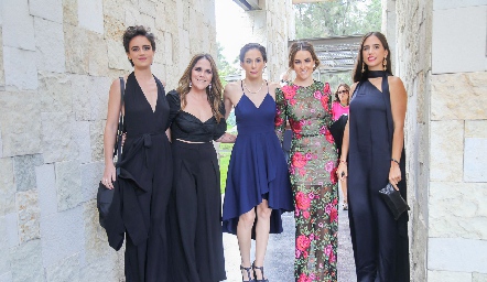  Adriana Prieto, Lucía Padrón, Rocío Madrid, Carla Bello y Alexa Quintana.