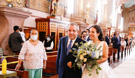 Pedro Torres entregando a su hija Sofía.