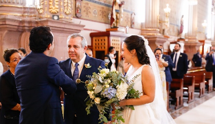  Pedro Torres entregando a su hija Sofía.