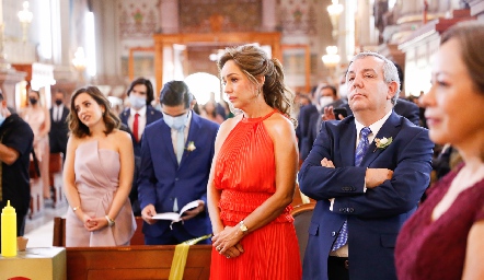 Ana Luisa Acosta de Torres y Pedro Torres Trueba, papás de la novia.