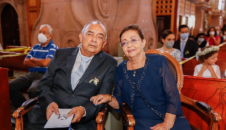  Francisco Javier Sánchez y Paloma Velázquez, papás del novio.