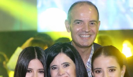  Isa Navarro, Martha Aldrett, Héctor y Daniela Navarro.