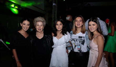  Daniela Navarro, Elsa Paramo, María Navarro, Mimí Navarro e Isabela Navarro.