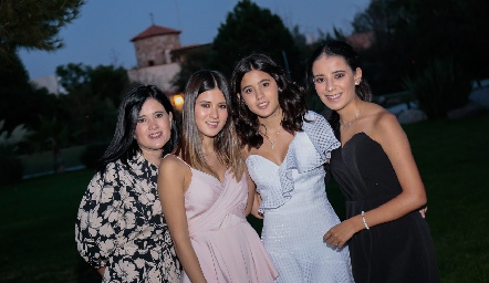  Martha Aldrett  con sus hijas, Isabela, Maria y Daniela Navarro.