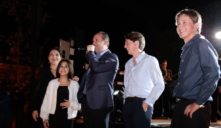 Adriana, Sofía, Manuel, Manuel y Santiago Toledo.