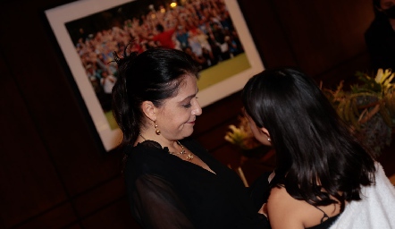 Adriana Calderón con su hija Sofía Toledo.