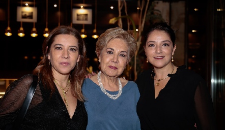  Daniela Calderón, Lourdes Aguiñaga y Adriana Calderón.