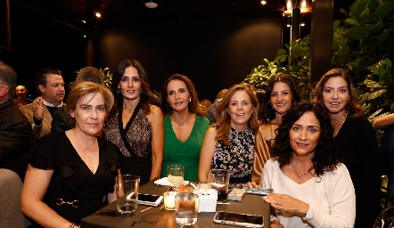  Lucrecia de Larrinua, Claudia Artolózaga, Cristina Villalobos, Paty Fernández, Mónica Galarza, Daniela Calderón y Vero Conde.