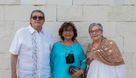  Armando Gutiérrez, María Elena Fernández y Raquel Bárcena.