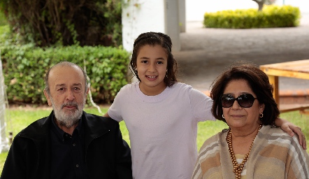 Evaristo Lafuente y Mercedes Torres con su nieta Luciana.