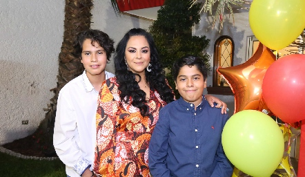  Marisol con sus hijos Rodrigo y Sergio.