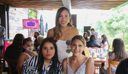  Montse Mondragón con Carla y Paola.