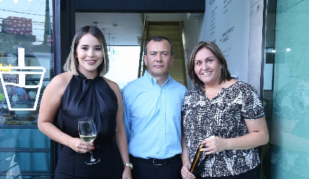 Nayelí Sarrazín, Raymundo Martín y Verónica Echeverría.