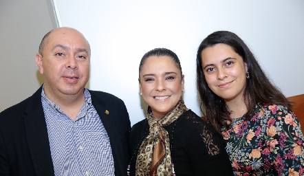  René González, Carla Castillo y Majo González.