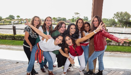 Karina, Marcela, Deya, Anilú. Claudia, Maricel, Lorena, Lorena y Adriana.