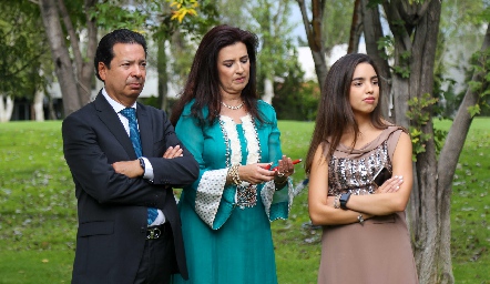  Héctor Hernández, Rosy Vázquez y Ximena Hernández.