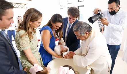  Eugenia recibió el Sacramento del Bautismo de manos del Padre Carlos Medina.