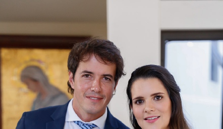  Javier Meade y Jessica Martín Alba con su ahijada Eugenia.