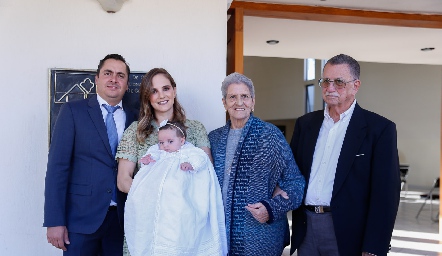Eugenia con sus papás y bisabuelos: Carlos Almazán, Daniela Hernández Gárate, Lucía Gómez y Víctor Gárate.