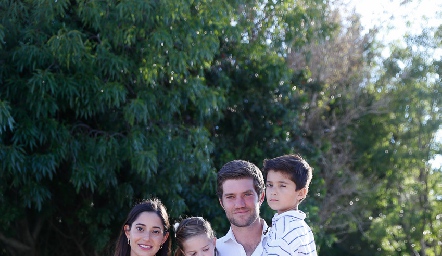  Daniela Yamín y José Manuel Hernández Gárate con sus hijos.