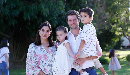 Daniela Yamín y José Manuel Hernández Gárate con sus hijos. 