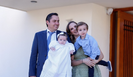  Carlos Amazán y Daniela Hernández con sus hijos Eugenia y Pablo.