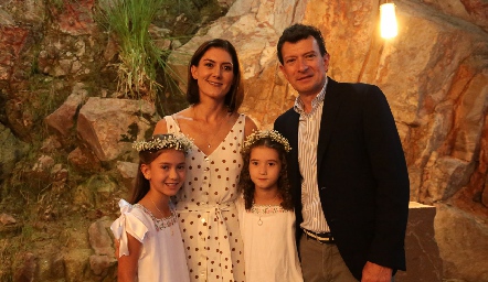  Paulina Vivanco de Salas y Héctor Salas con sus hijas Paula e Inés.