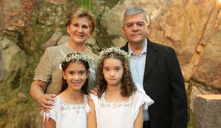  Chita Gómez y Fernando Vivanco con sus nietas Paula E Inés.