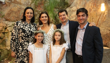  María José Medina, Paulina Vivanco, Héctor Salas, Fernando Vivanco, Pau e Inés.