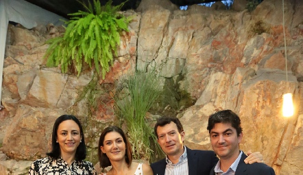  María José Medina, Paulina Vivanco, Héctor Salas, Fernando Vivanco, Pau e Inés.
