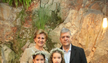  Chita Gómez y Fernando Vivanco con sus nietas Pau E Inés.