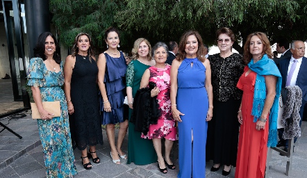 Paty Gómez de Villanueva, mamá de la novia con sus amigas.