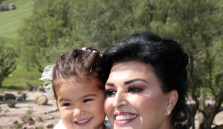 Diana Reyes de Romo con su nieta María.