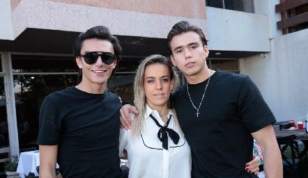  Mónica Torres con sus hijos Jaime y Oscar Ruiz.