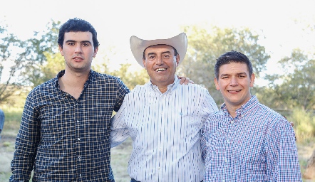  Calolo Pérez con sus hijos Mauricio y Fernando.